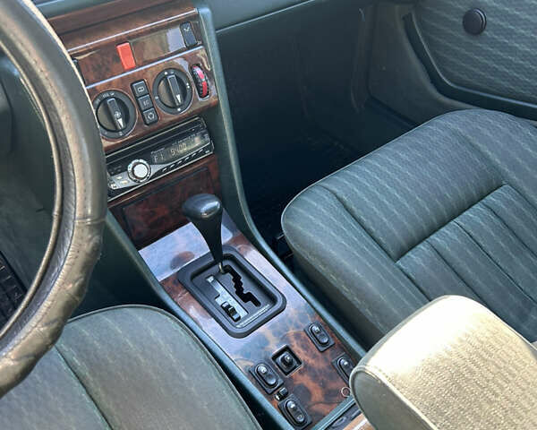 Зеленый Мерседес Е-Класс, объемом двигателя 2.6 л и пробегом 350 тыс. км за 2249 $, фото 6 на Automoto.ua