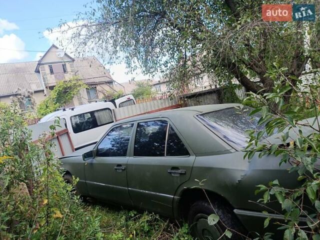 Зеленый Мерседес Е-Класс, объемом двигателя 2 л и пробегом 350 тыс. км за 300 $, фото 2 на Automoto.ua