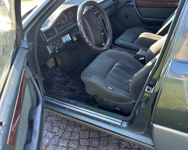 Зеленый Мерседес Е-Класс, объемом двигателя 2.6 л и пробегом 350 тыс. км за 2249 $, фото 4 на Automoto.ua