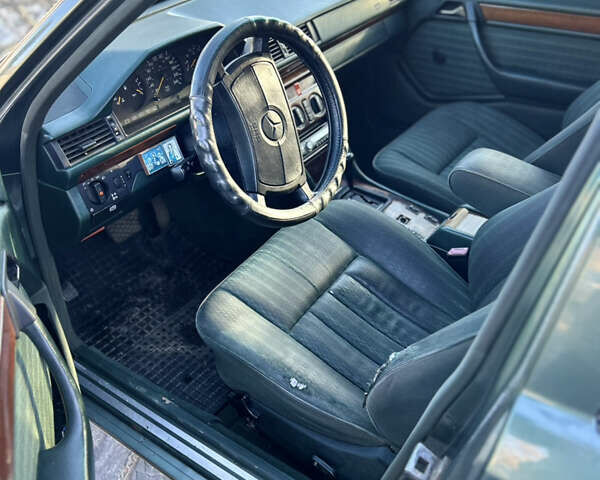 Зеленый Мерседес Е-Класс, объемом двигателя 2.6 л и пробегом 350 тыс. км за 2249 $, фото 4 на Automoto.ua