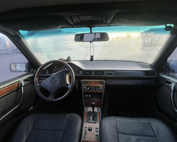 Зелений Мерседес Е-Клас, об'ємом двигуна 3.2 л та пробігом 500 тис. км за 2600 $, фото 5 на Automoto.ua