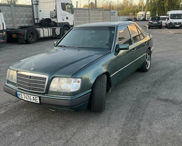 Зелений Мерседес Е-Клас, об'ємом двигуна 3.2 л та пробігом 500 тис. км за 2600 $, фото 1 на Automoto.ua