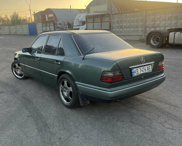 Зеленый Мерседес Е-Класс, объемом двигателя 3.2 л и пробегом 500 тыс. км за 2800 $, фото 3 на Automoto.ua