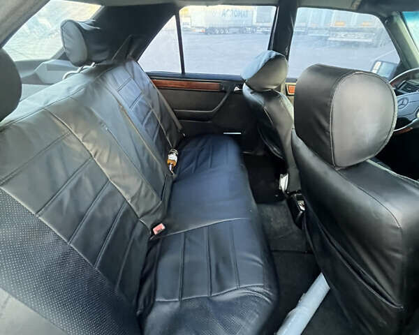 Зелений Мерседес Е-Клас, об'ємом двигуна 3.2 л та пробігом 500 тис. км за 2600 $, фото 7 на Automoto.ua