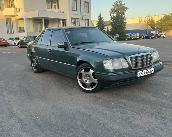 Зелений Мерседес Е-Клас, об'ємом двигуна 3.2 л та пробігом 500 тис. км за 2600 $, фото 2 на Automoto.ua