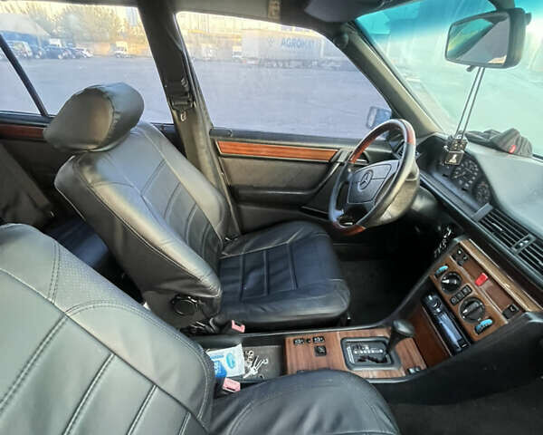 Зеленый Мерседес Е-Класс, объемом двигателя 3.2 л и пробегом 500 тыс. км за 2800 $, фото 6 на Automoto.ua