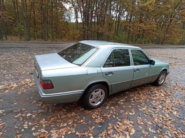 Зеленый Мерседес Е-Класс, объемом двигателя 2.5 л и пробегом 560 тыс. км за 2500 $, фото 2 на Automoto.ua