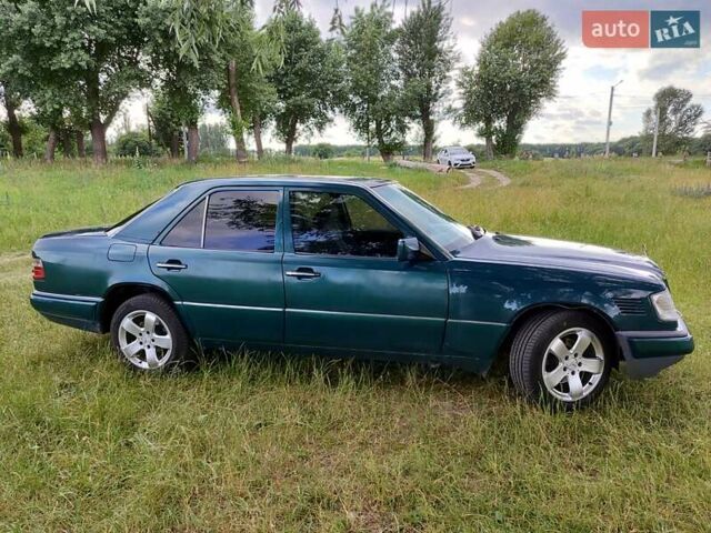 Зеленый Мерседес Е-Класс, объемом двигателя 2.5 л и пробегом 368 тыс. км за 2500 $, фото 1 на Automoto.ua