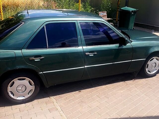 Зеленый Мерседес Е-Класс, объемом двигателя 2.2 л и пробегом 378 тыс. км за 2150 $, фото 4 на Automoto.ua