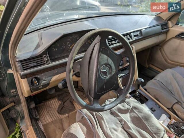 Зеленый Мерседес Е-Класс, объемом двигателя 3 л и пробегом 700 тыс. км за 900 $, фото 4 на Automoto.ua