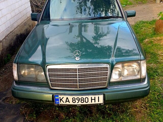 Зеленый Мерседес Е-Класс, объемом двигателя 2.2 л и пробегом 378 тыс. км за 2150 $, фото 2 на Automoto.ua