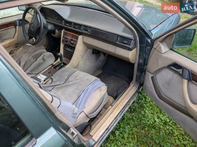 Зеленый Мерседес Е-Класс, объемом двигателя 3 л и пробегом 700 тыс. км за 900 $, фото 5 на Automoto.ua