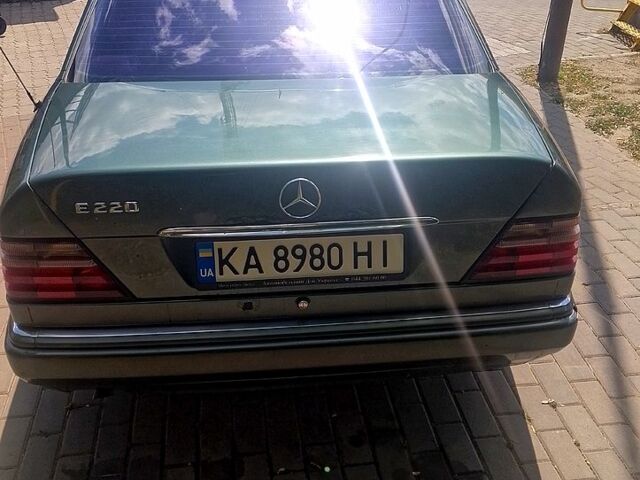 Зеленый Мерседес Е-Класс, объемом двигателя 2.2 л и пробегом 378 тыс. км за 2800 $, фото 3 на Automoto.ua