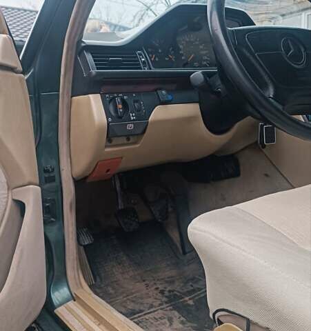 Зелений Мерседес Е-Клас, об'ємом двигуна 2.2 л та пробігом 549 тис. км за 3200 $, фото 2 на Automoto.ua