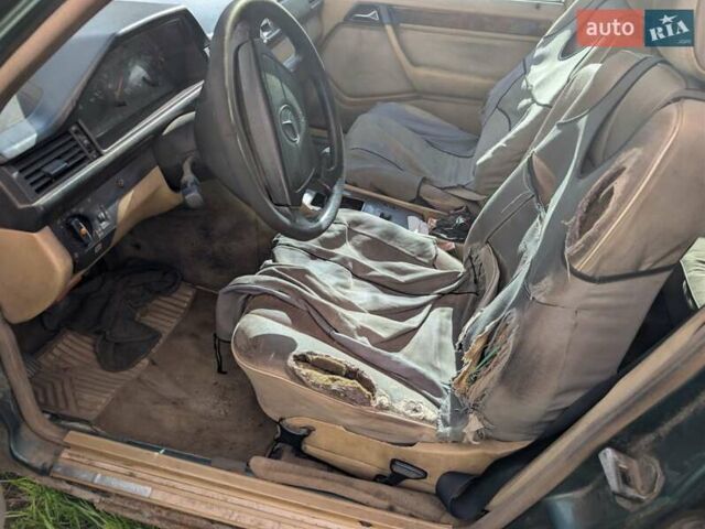 Зеленый Мерседес Е-Класс, объемом двигателя 3 л и пробегом 700 тыс. км за 900 $, фото 2 на Automoto.ua