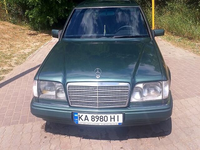 Зеленый Мерседес Е-Класс, объемом двигателя 2.2 л и пробегом 378 тыс. км за 2800 $, фото 2 на Automoto.ua