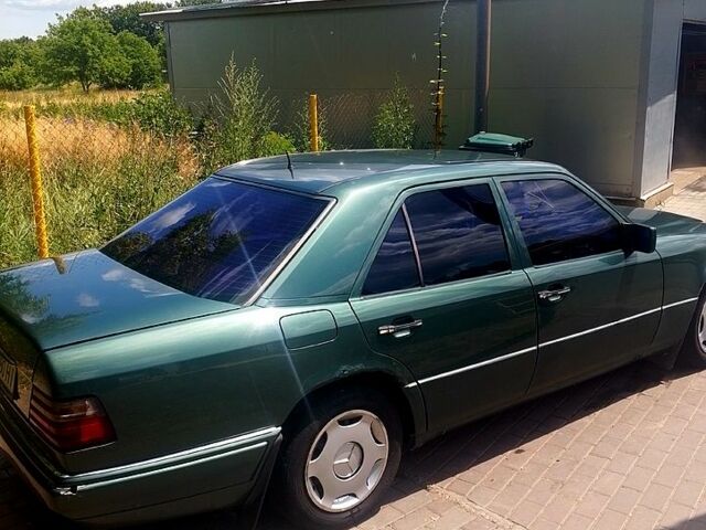 Зеленый Мерседес Е-Класс, объемом двигателя 2.2 л и пробегом 378 тыс. км за 2800 $, фото 6 на Automoto.ua