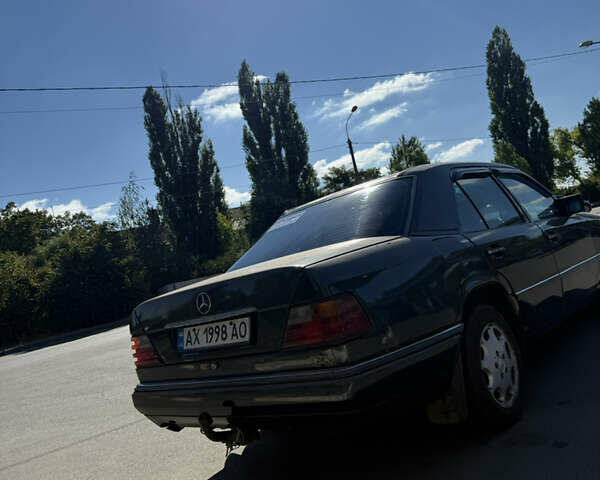 Зеленый Мерседес Е-Класс, объемом двигателя 2 л и пробегом 500 тыс. км за 3200 $, фото 3 на Automoto.ua