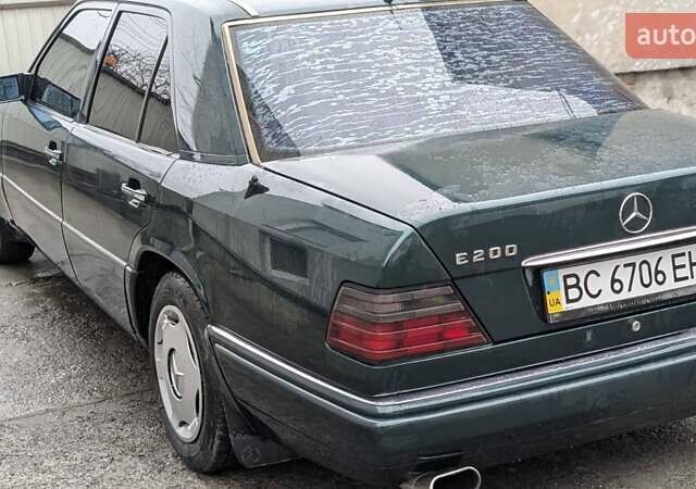 Зеленый Мерседес Е-Класс, объемом двигателя 2 л и пробегом 460 тыс. км за 3450 $, фото 4 на Automoto.ua