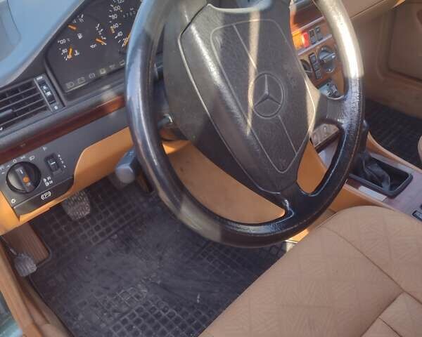 Зеленый Мерседес Е-Класс, объемом двигателя 3.2 л и пробегом 470 тыс. км за 5500 $, фото 5 на Automoto.ua