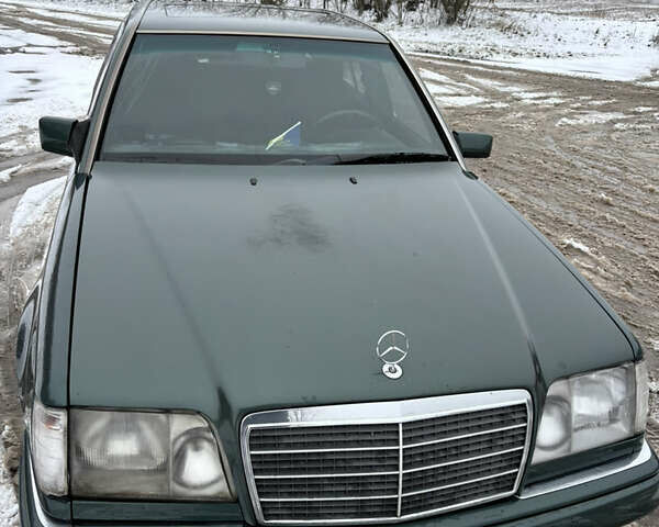 Зелений Мерседес Е-Клас, об'ємом двигуна 2 л та пробігом 380 тис. км за 3900 $, фото 6 на Automoto.ua