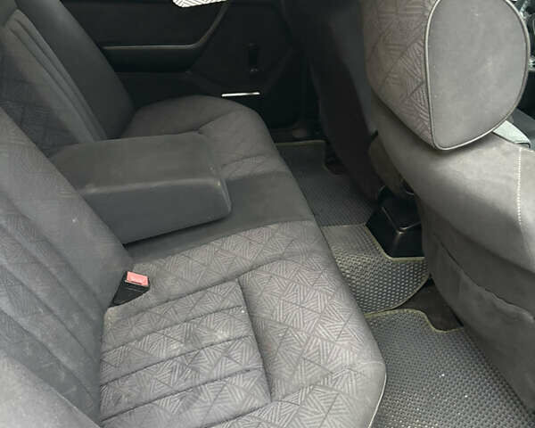 Зелений Мерседес Е-Клас, об'ємом двигуна 2 л та пробігом 380 тис. км за 3900 $, фото 23 на Automoto.ua