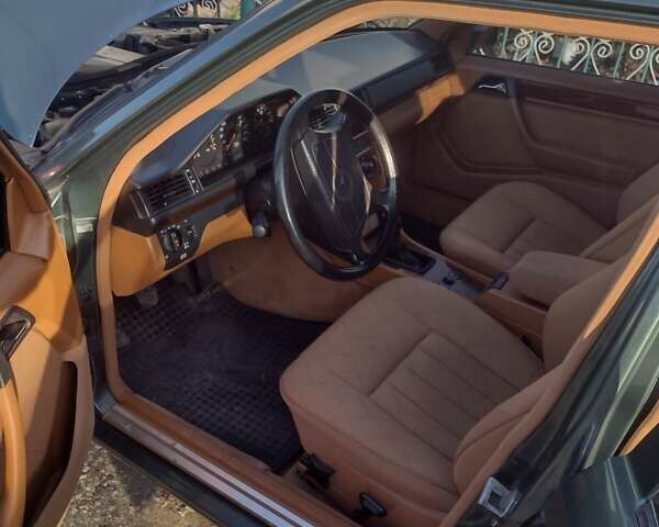 Зеленый Мерседес Е-Класс, объемом двигателя 3.2 л и пробегом 470 тыс. км за 5500 $, фото 3 на Automoto.ua