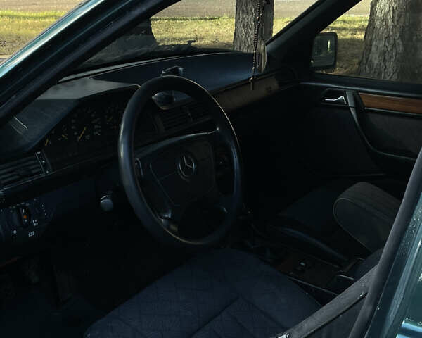 Зеленый Мерседес Е-Класс, объемом двигателя 2.2 л и пробегом 419 тыс. км за 2600 $, фото 10 на Automoto.ua