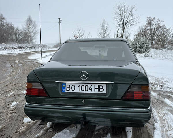 Зелений Мерседес Е-Клас, об'ємом двигуна 2 л та пробігом 380 тис. км за 3900 $, фото 19 на Automoto.ua