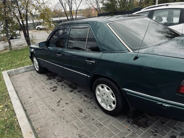 Зелений Мерседес Е-Клас, об'ємом двигуна 2.2 л та пробігом 500 тис. км за 3500 $, фото 1 на Automoto.ua