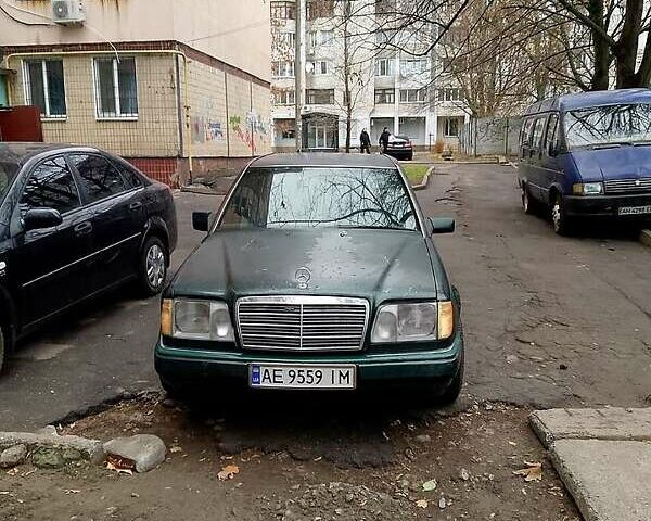 Зеленый Мерседес Е-Класс, объемом двигателя 3.2 л и пробегом 307 тыс. км за 2700 $, фото 2 на Automoto.ua