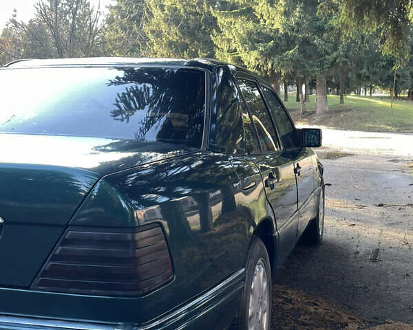 Зеленый Мерседес Е-Класс, объемом двигателя 2.2 л и пробегом 419 тыс. км за 2600 $, фото 6 на Automoto.ua