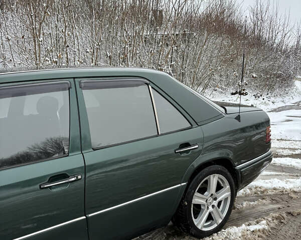 Зелений Мерседес Е-Клас, об'ємом двигуна 2 л та пробігом 380 тис. км за 3900 $, фото 14 на Automoto.ua