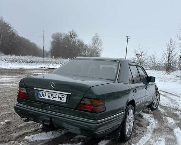 Зелений Мерседес Е-Клас, об'ємом двигуна 2 л та пробігом 380 тис. км за 3900 $, фото 18 на Automoto.ua