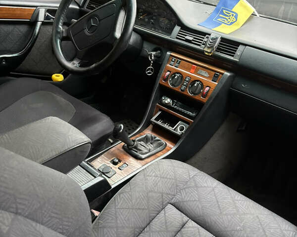 Зелений Мерседес Е-Клас, об'ємом двигуна 2 л та пробігом 380 тис. км за 3900 $, фото 22 на Automoto.ua