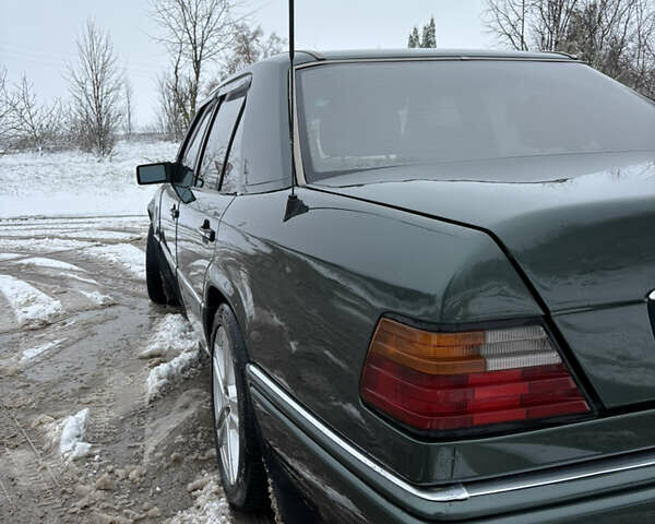 Зелений Мерседес Е-Клас, об'ємом двигуна 2 л та пробігом 380 тис. км за 3900 $, фото 21 на Automoto.ua