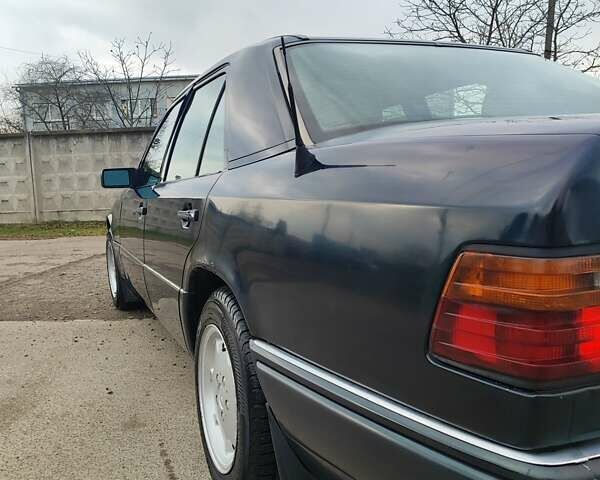 Зеленый Мерседес Е-Класс, объемом двигателя 2 л и пробегом 500 тыс. км за 2300 $, фото 6 на Automoto.ua