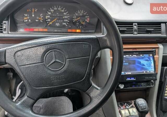 Зеленый Мерседес Е-Класс, объемом двигателя 2 л и пробегом 460 тыс. км за 3450 $, фото 12 на Automoto.ua