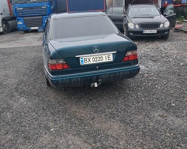 Зелений Мерседес Е-Клас, об'ємом двигуна 2 л та пробігом 366 тис. км за 3600 $, фото 1 на Automoto.ua