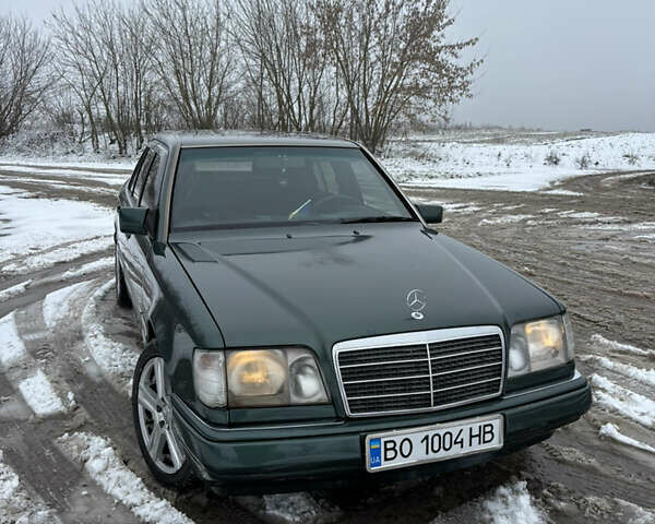 Зелений Мерседес Е-Клас, об'ємом двигуна 2 л та пробігом 380 тис. км за 3900 $, фото 5 на Automoto.ua
