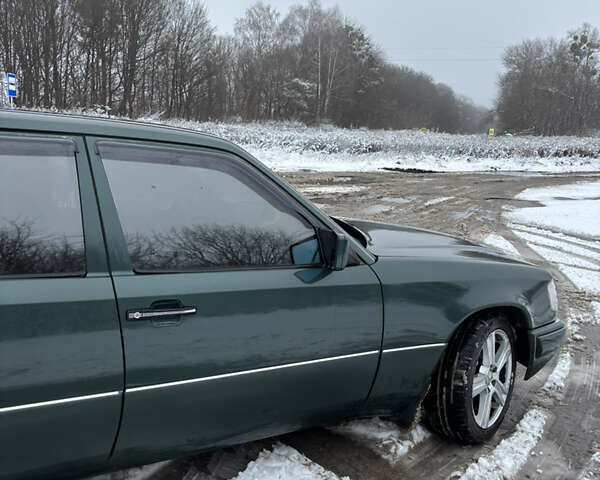 Зелений Мерседес Е-Клас, об'ємом двигуна 2 л та пробігом 380 тис. км за 3900 $, фото 12 на Automoto.ua