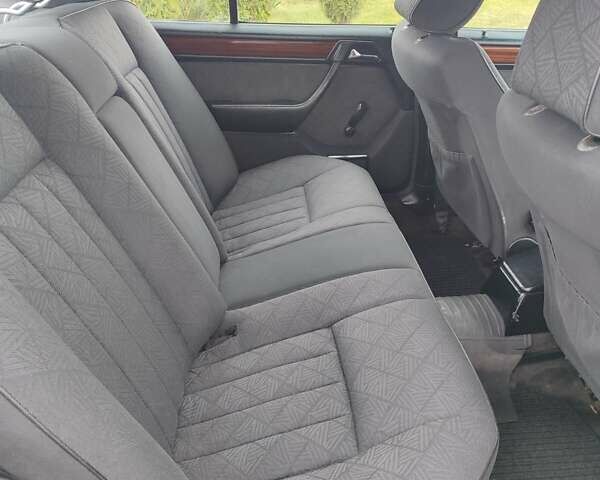 Зеленый Мерседес Е-Класс, объемом двигателя 2 л и пробегом 500 тыс. км за 2300 $, фото 13 на Automoto.ua