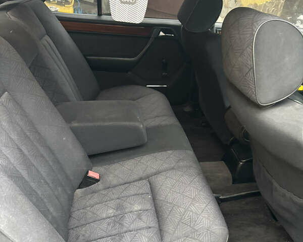 Зелений Мерседес Е-Клас, об'ємом двигуна 2 л та пробігом 380 тис. км за 3900 $, фото 24 на Automoto.ua