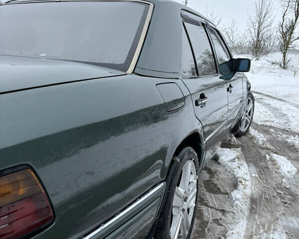 Зелений Мерседес Е-Клас, об'ємом двигуна 2 л та пробігом 380 тис. км за 3900 $, фото 10 на Automoto.ua