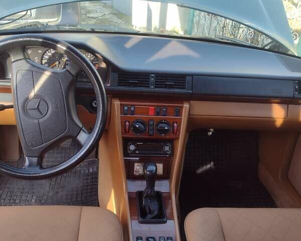 Зеленый Мерседес Е-Класс, объемом двигателя 3.2 л и пробегом 470 тыс. км за 5500 $, фото 6 на Automoto.ua