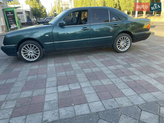 Зеленый Мерседес Е-Класс, объемом двигателя 2.3 л и пробегом 315 тыс. км за 3800 $, фото 1 на Automoto.ua