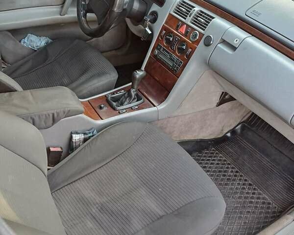 Зеленый Мерседес Е-Класс, объемом двигателя 2.2 л и пробегом 350 тыс. км за 3400 $, фото 9 на Automoto.ua