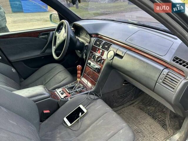 Зелений Мерседес Е-Клас, об'ємом двигуна 2.8 л та пробігом 196 тис. км за 2300 $, фото 7 на Automoto.ua