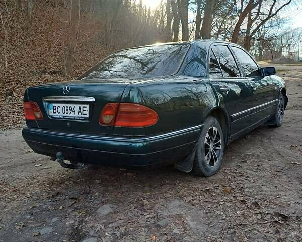 Зеленый Мерседес Е-Класс, объемом двигателя 2.2 л и пробегом 350 тыс. км за 3400 $, фото 2 на Automoto.ua