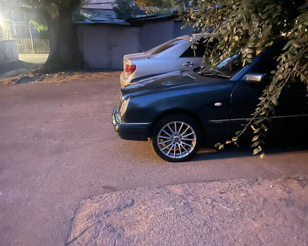 Зеленый Мерседес Е-Класс, объемом двигателя 2.3 л и пробегом 315 тыс. км за 3800 $, фото 5 на Automoto.ua